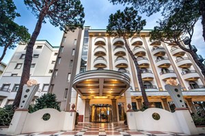 hotelaurelia milanomarittima facciata